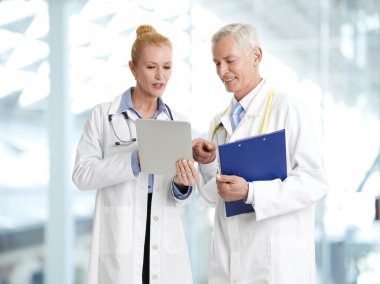 Doktorlar tablet ve Pano ile
