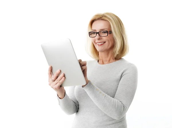 Активная деловая женщина с планшетом — стоковое фото