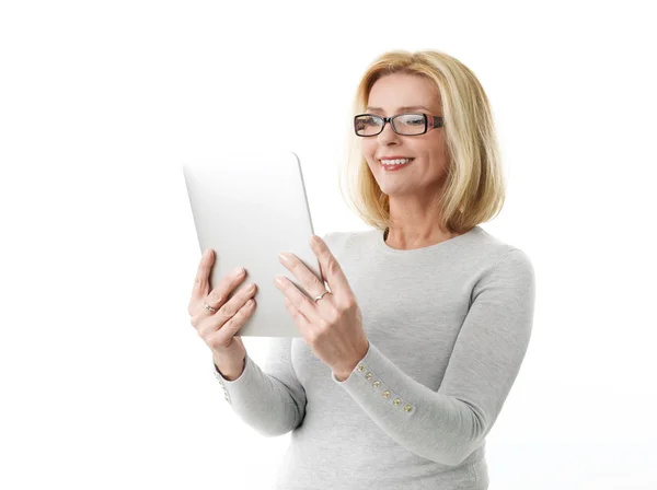 Mulher madura com tablet — Fotografia de Stock