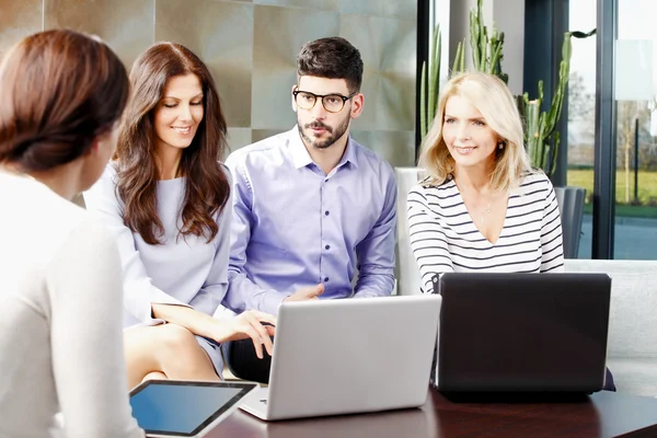 Groep mensen op zakelijke seminar — Stockfoto