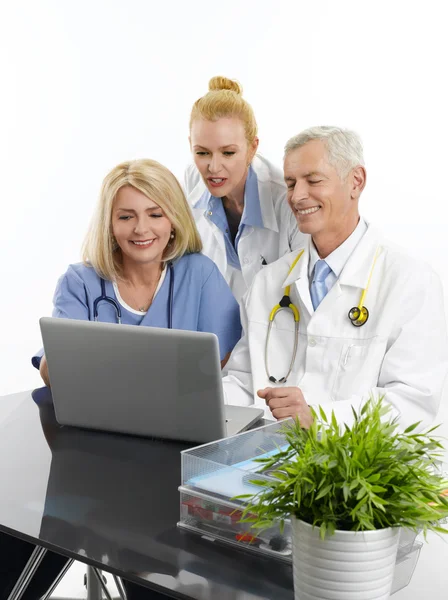 Equipe médica perto do computador — Fotografia de Stock