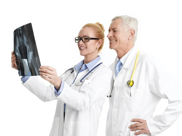 Médicos que buscan rayos X — Foto de Stock