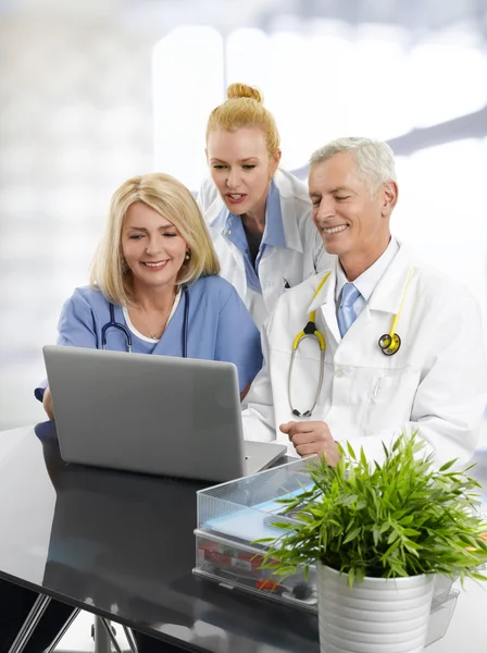 Ärzteteam im Krankenhaus — Stockfoto