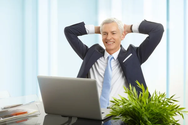 Senior zakenman sit terug — Stockfoto