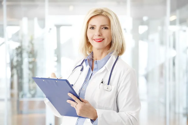 Médico feminino com área de transferência — Fotografia de Stock