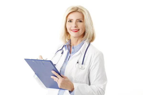 Kvinnlig läkare med urklipp — Stockfoto