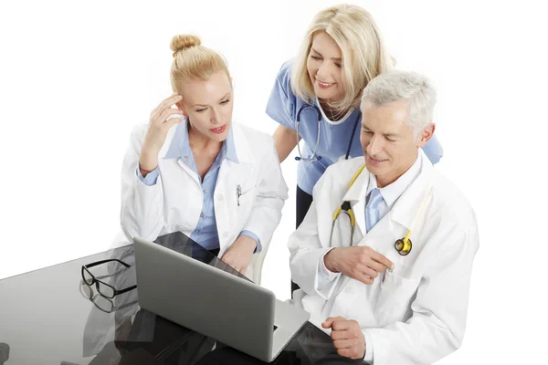 Медицинская команда перед компьютерным консультированием — стоковое фото