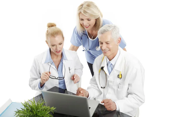 Equipo médico frente a consultoría informática — Foto de Stock