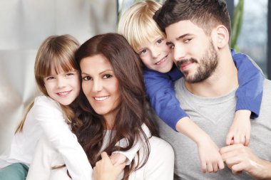 Mutlu genç aile