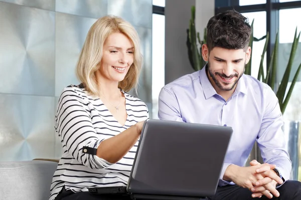 Geschäftsleute beraten — Stockfoto