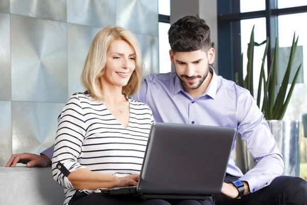 Mensen uit het bedrijfsleven raadpleging — Stockfoto