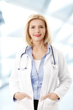 Steteskoplu kadın doktor.