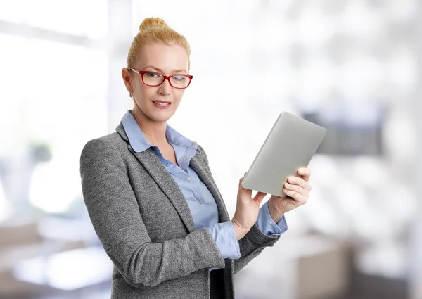 Femme d'affaires avec tablette numérique — Photo