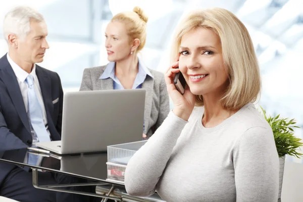 Zakenvrouw in kantoor met collega 's — Stockfoto