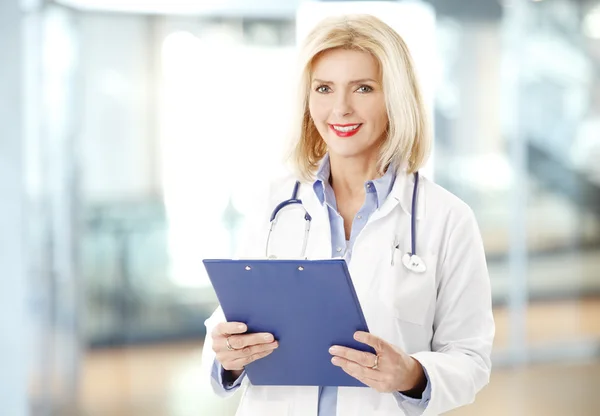 Médico feminino com área de transferência — Fotografia de Stock