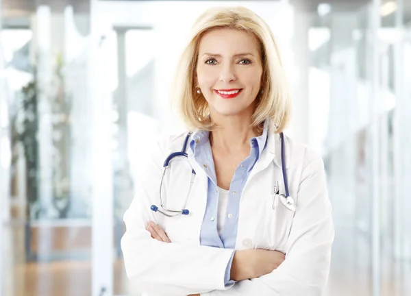 Médico feminino com estetoscópio — Fotografia de Stock