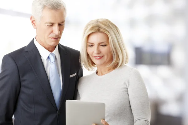 Equipe de vendas com tablet digital — Fotografia de Stock