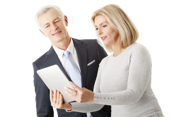 Mensen uit het bedrijfsleven met digitale tablet — Stockfoto