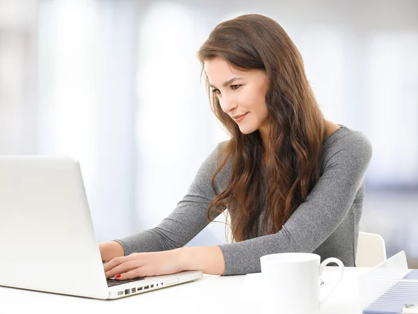 Jovem mulher na frente do computador — Fotografia de Stock