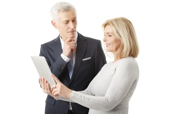 Mensen uit het bedrijfsleven met digitale tablet — Stockfoto