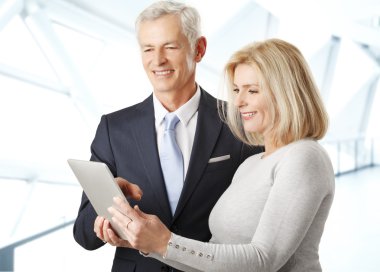 iş adamları ile dijital tablet 