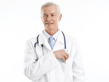 Steteskoplu kıdemli doktor.