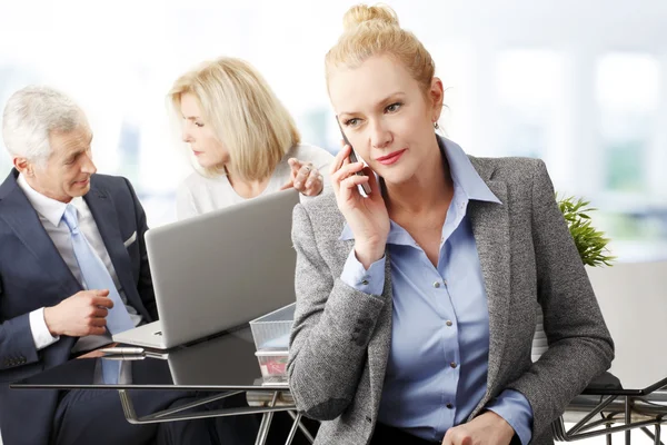 Geschäftsfrau mit Kollegen im Büro — Stockfoto