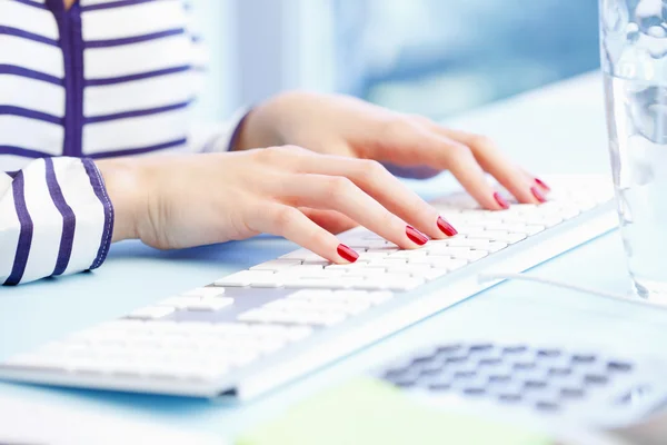 Dedos digitando no teclado — Fotografia de Stock