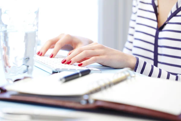 Klavyede yazan parmaklar