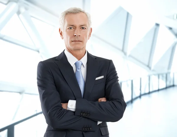 Senior businessman with arms crossed — Stock Photo, Image