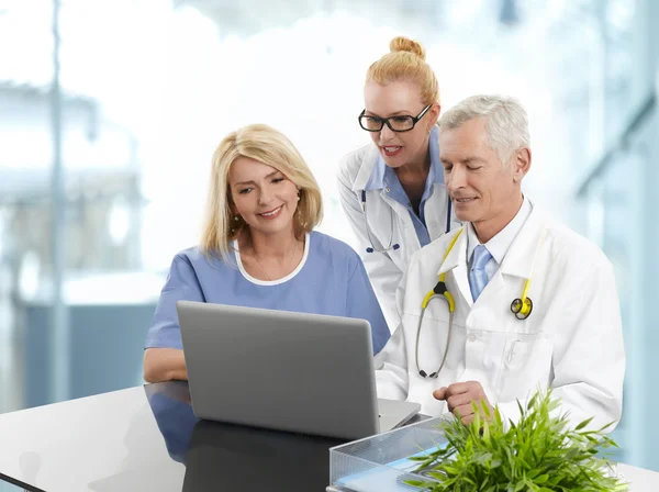 Medicinska teamet arbetar på laptop — Stockfoto
