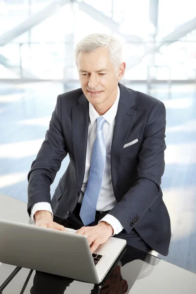 Senior businessman with laptop — Stock Photo, Image