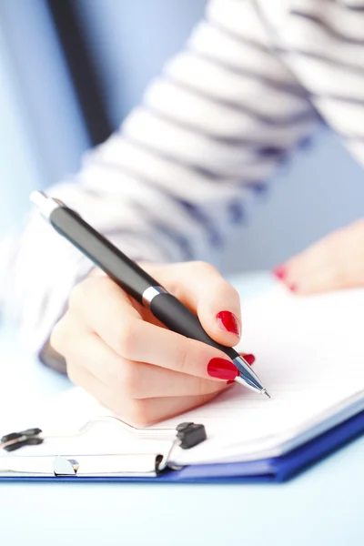 Hand mit schwarzem Stift Stockfoto