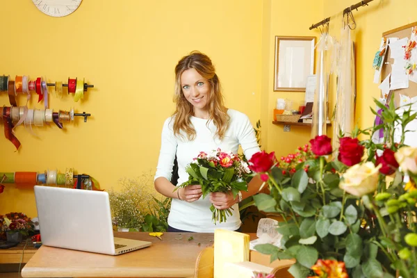 Vrouw in bloemenwinkel — Stockfoto