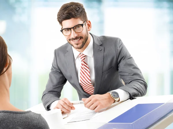 Görevdeki genç adam.