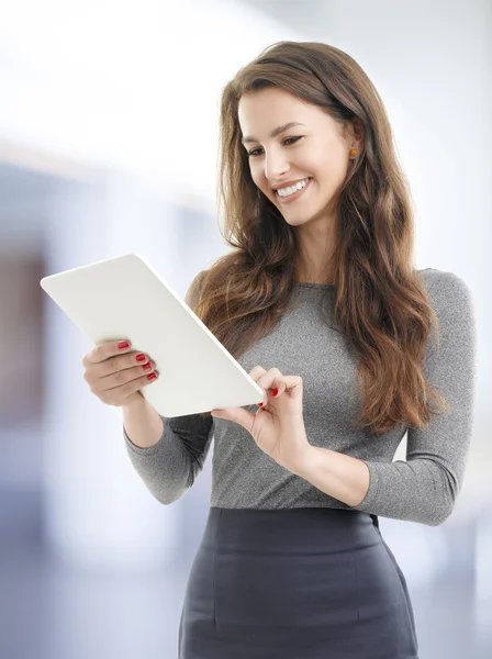 Młoda kobieta z tabletem cyfrowym — Zdjęcie stockowe
