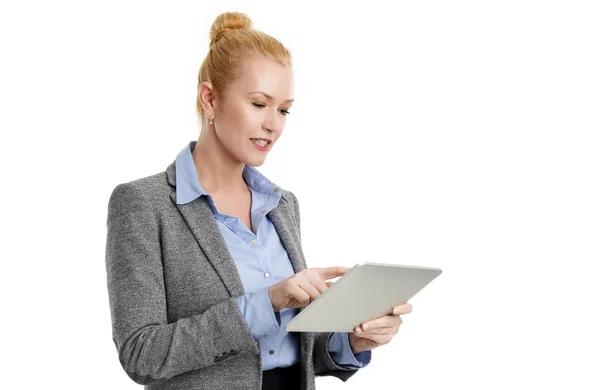 平板电脑的成熟的女商人 — 图库照片