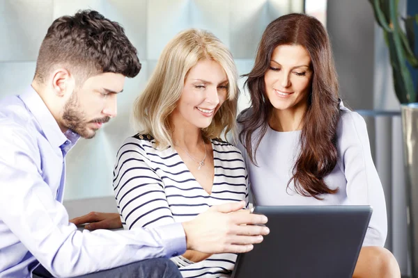 Trabalho em equipe no escritório perto de laptop — Fotografia de Stock