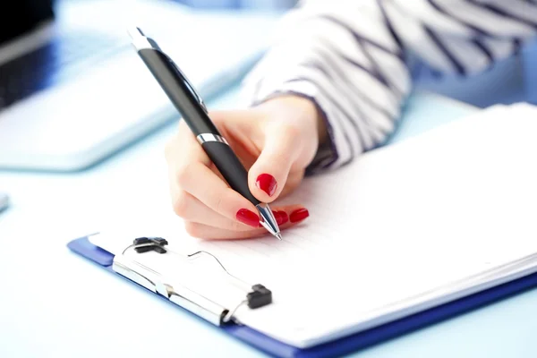 El ile form doldurma üzerinde kalem