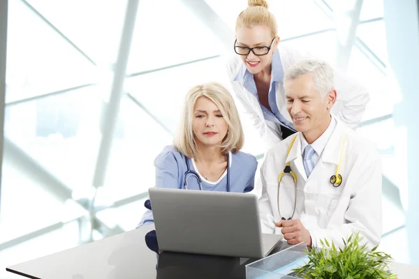 Personal médico con portátil — Foto de Stock