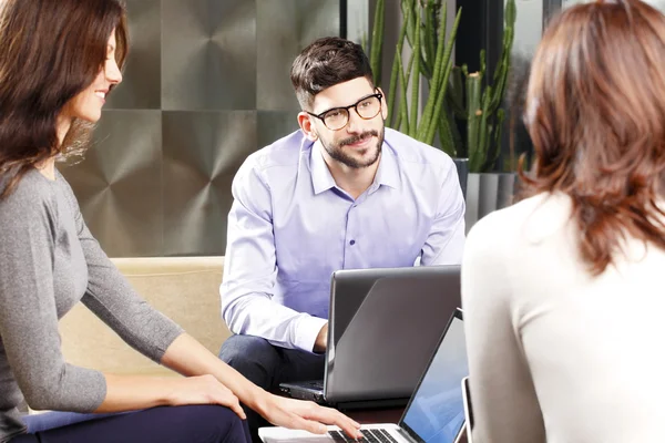 Hombre con portátil entrevistando a las mujeres —  Fotos de Stock