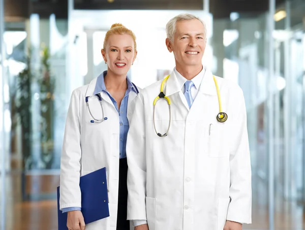 Två läkare med stetoskop — Stockfoto
