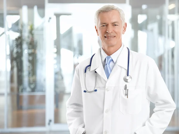 Médico sonriente en el hospital — Foto de Stock