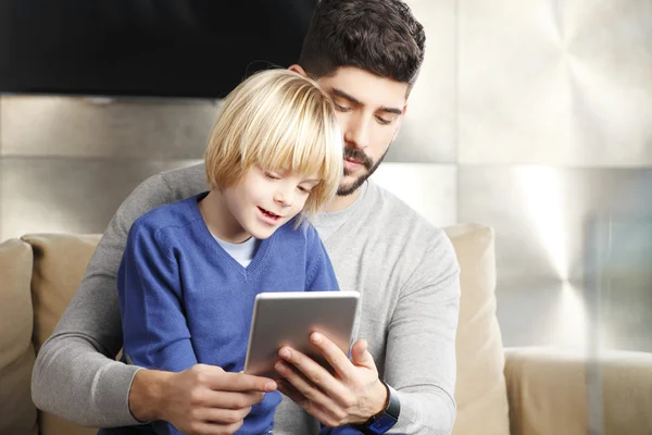Padre joven con hijo usando tableta —  Fotos de Stock
