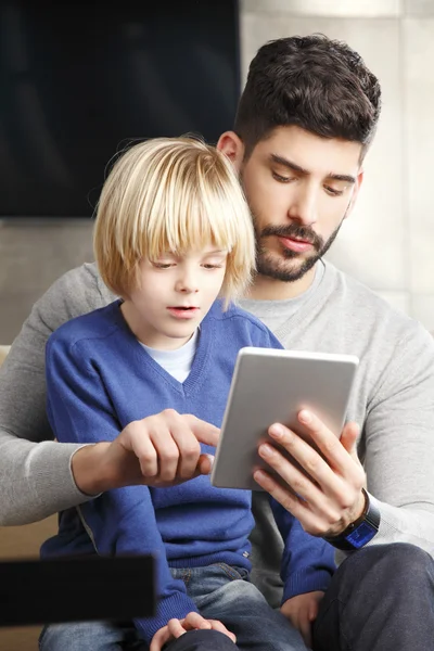 Padre joven con hijo usando tableta —  Fotos de Stock