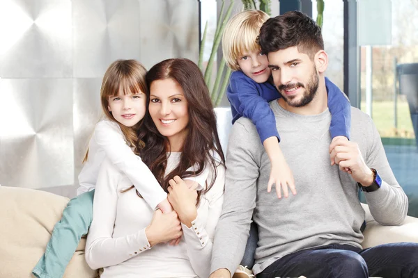 Familia joven feliz — Foto de Stock