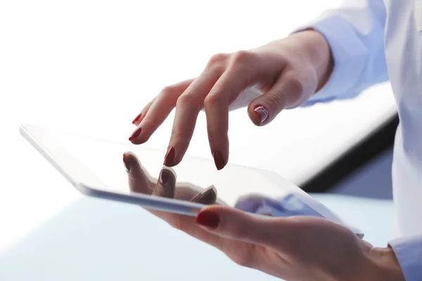 손에 들고 있는 디지털 태블릿 — 스톡 사진