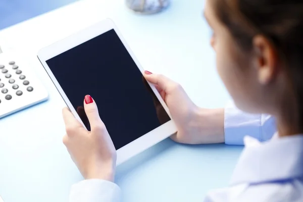 Digitale tablet in handen — Stockfoto