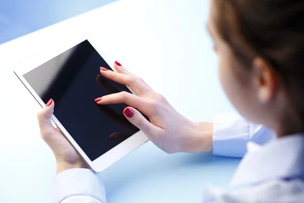 Digitales Tablet in der Hand — Stockfoto