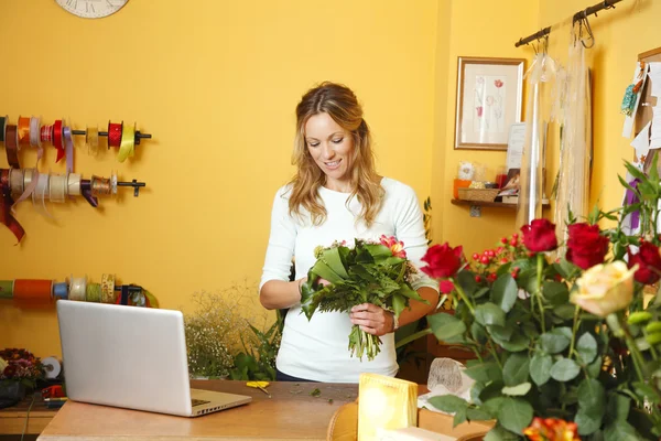 女人站在她的花店 — 图库照片